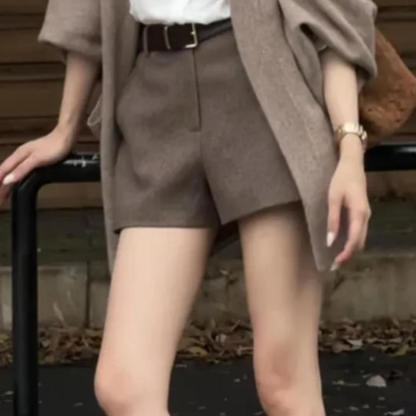 時尚老錢風三件套｜淺咖針織開衫 | 白色襯衫｜咖色短褲｜秋季質感穿搭