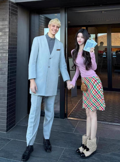 多巴胺甜辣風搭配｜鮮嫩粉針織衫｜撞色復古格紋裙｜春季減齡活力兩件組