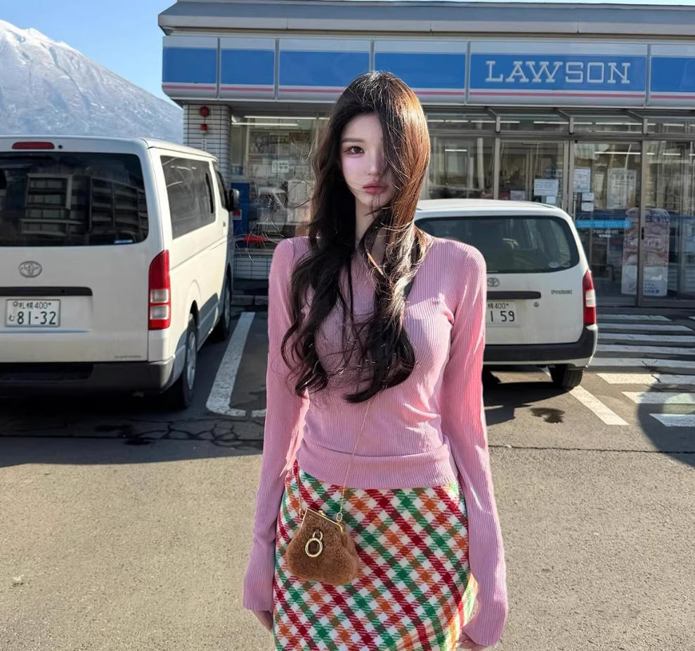 多巴胺甜辣風搭配｜鮮嫩粉針織衫｜撞色復古格紋裙｜春季減齡活力兩件組