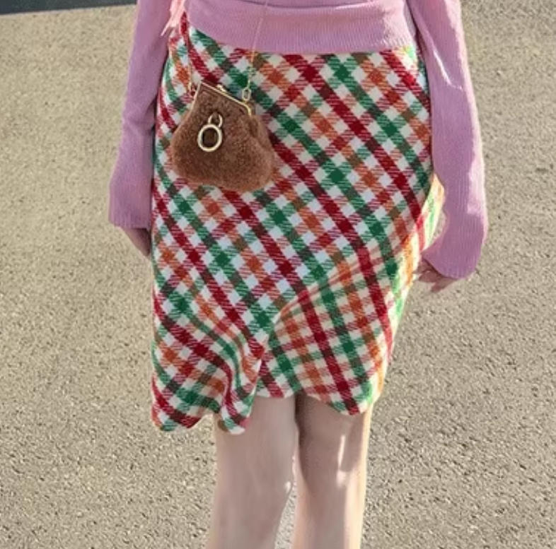 多巴胺甜辣風搭配｜鮮嫩粉針織衫｜撞色復古格紋裙｜春季減齡活力兩件組