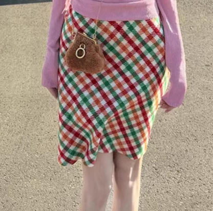 多巴胺甜辣風搭配｜鮮嫩粉針織衫｜撞色復古格紋裙｜春季減齡活力兩件組