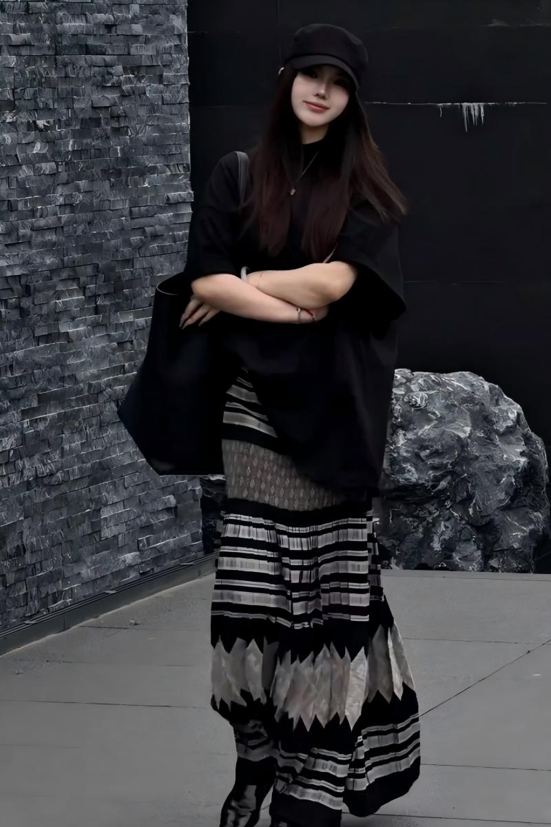 【預售】慵懶復古韓系氣質套裝｜寬鬆顯瘦黑色短袖T恤｜印花條紋半身裙