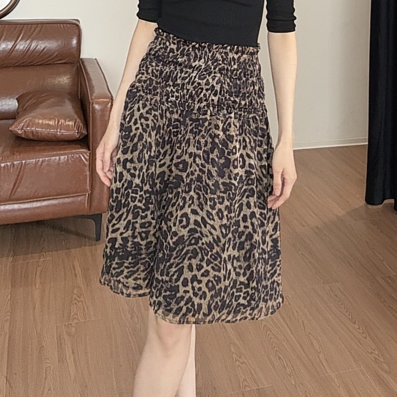 輕熟高級感套裝｜黑色半高領修身針織衫｜豹紋設計感半身裙