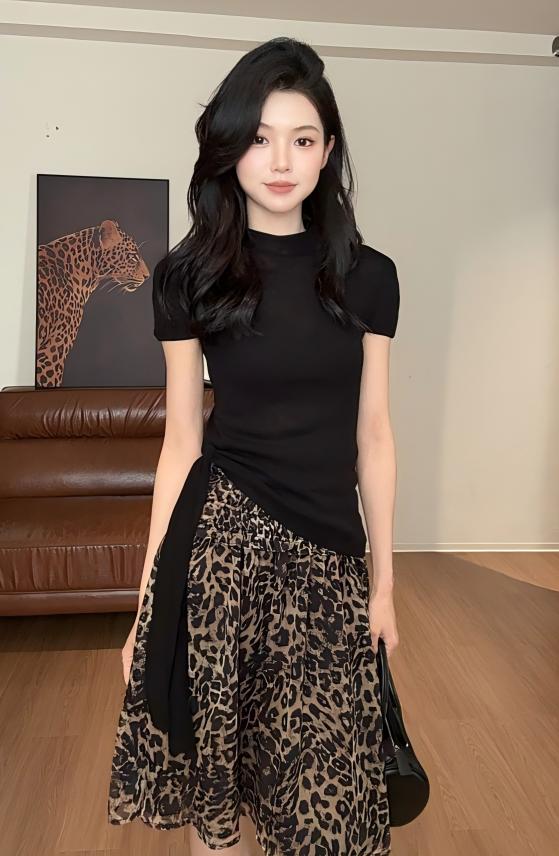 輕熟高級感套裝｜黑色半高領修身針織衫｜豹紋設計感半身裙