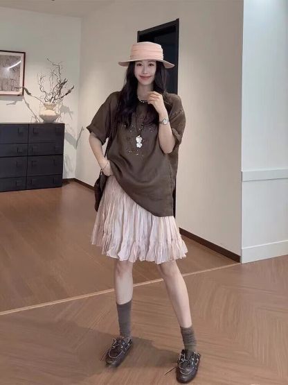 韓系慵懶休閒兩件式套裝 | 寬鬆印花圓領短袖 T 恤 | 粉色壓褶荷葉邊短裙