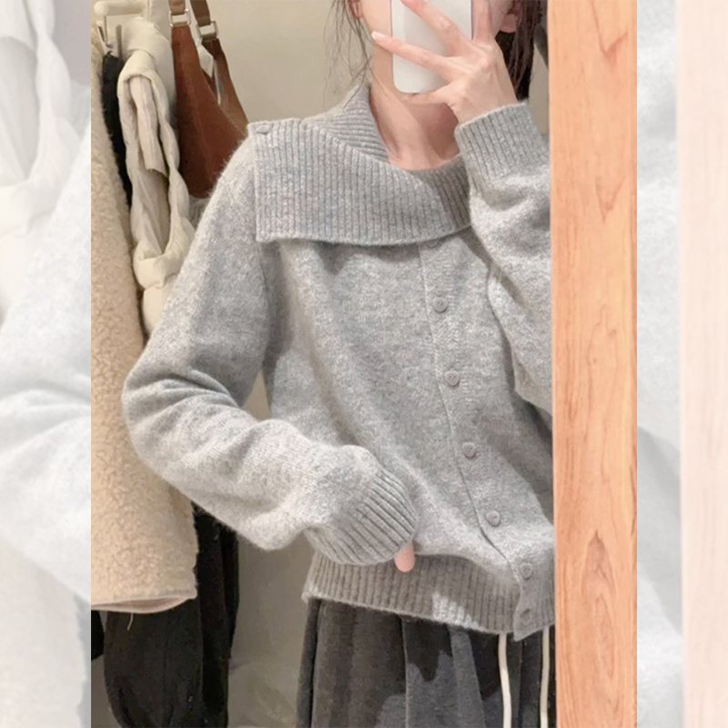 法式溫柔風顯白套裝｜藍色不規則領針織衫｜白色蕾絲花邊內搭｜秋季氣質兩件組