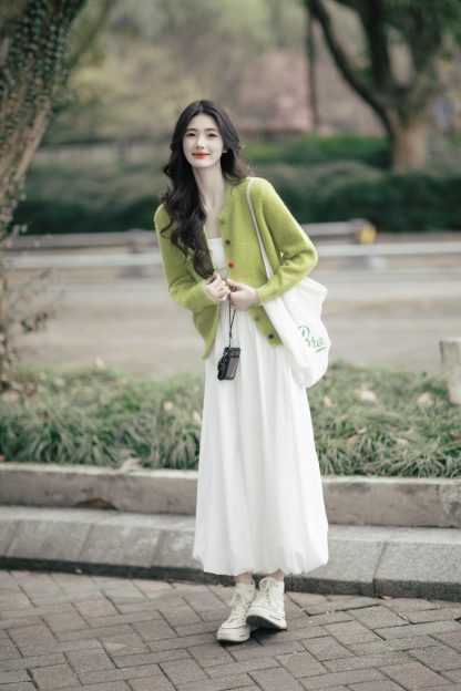 2025年爆款 春季多巴胺穿搭套裝 溫柔牛油綠針織開衫 減齡顯瘦白色半身裙