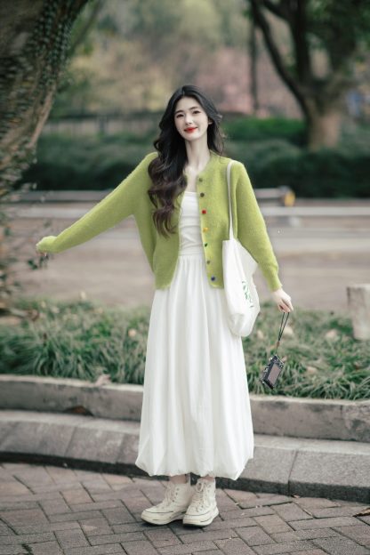 2025年爆款 春季多巴胺穿搭套裝 溫柔牛油綠針織開衫 減齡顯瘦白色半身裙