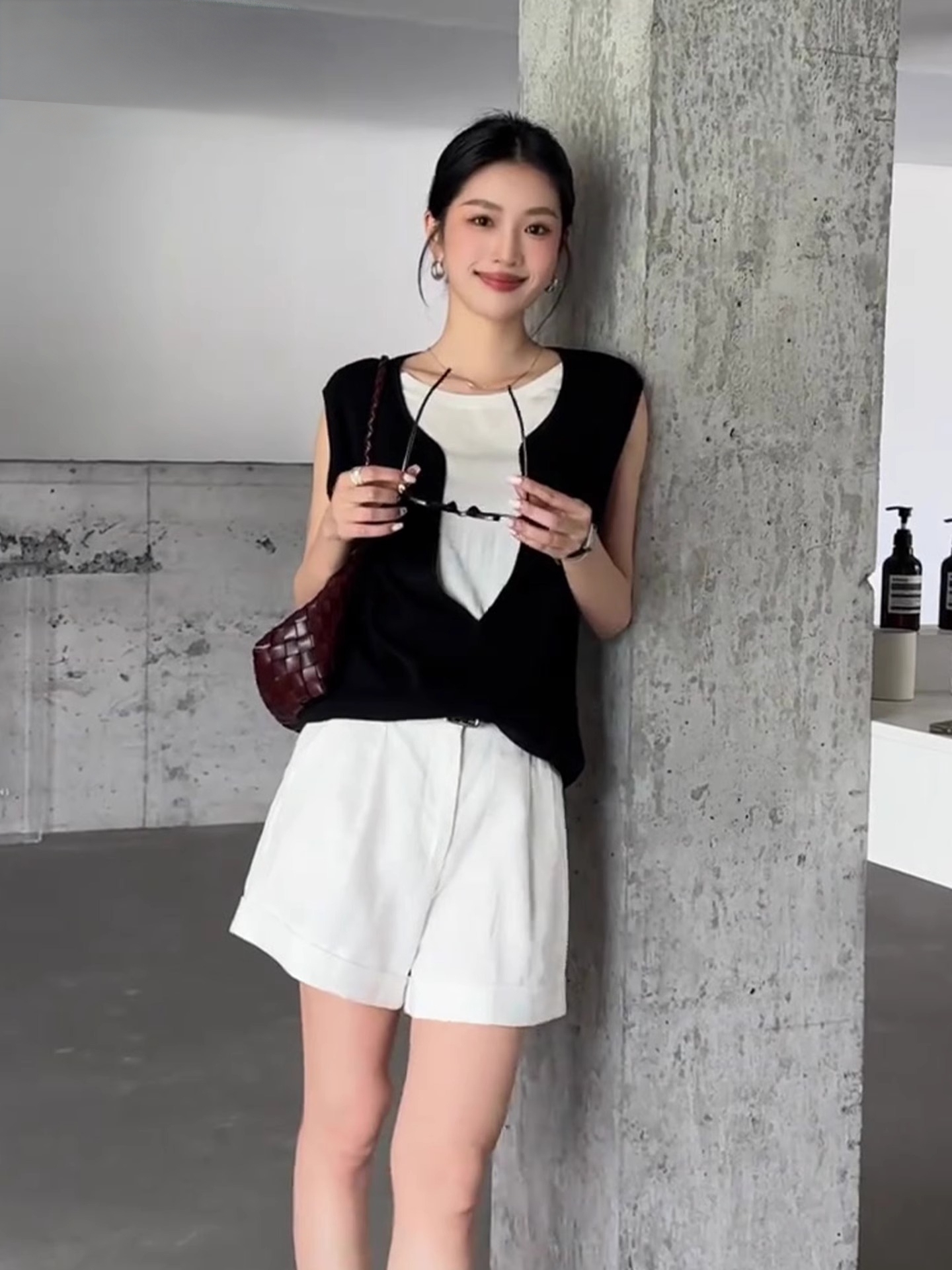 【新品上線】黑白撞色假兩件針織上衣  闊腿棉麻白色短褲 高智感簡約套裝