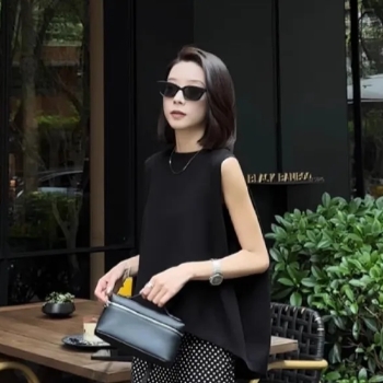 不規則下擺 黑色无袖上衣 開叉波點半鬆緊半裙 鹽系輕熟套裝