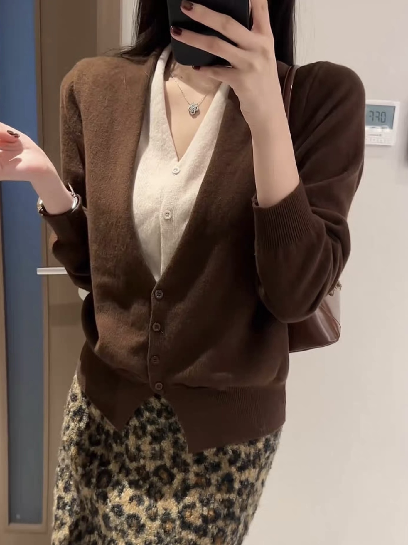 美拉德咖色假兩件針織衫｜復古豹紋羊羔毛短裙｜甜酷風一整套穿搭
