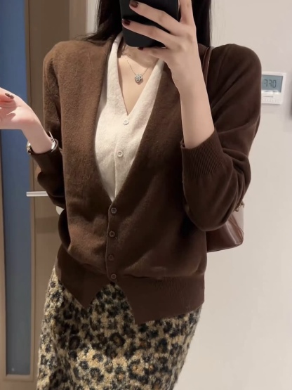 美拉德咖色假兩件針織衫｜復古豹紋羊羔毛短裙｜甜酷風一整套穿搭