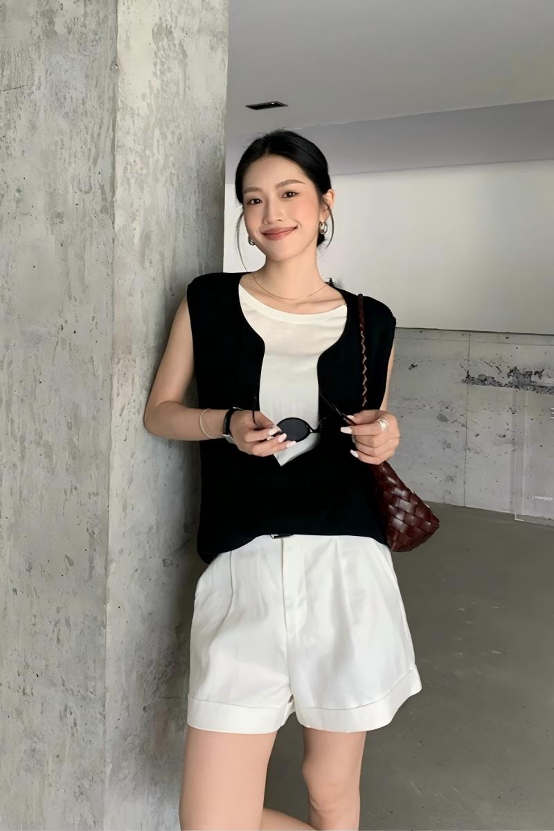 法式撞色設計感套裝｜黑白假兩件針織背心｜棉麻闊腿白色短褲