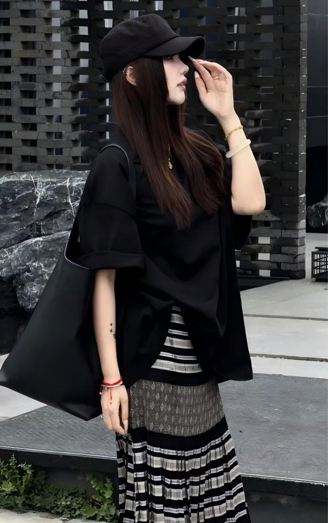 【預售】慵懶復古韓系氣質套裝｜寬鬆顯瘦黑色短袖T恤｜印花條紋半身裙