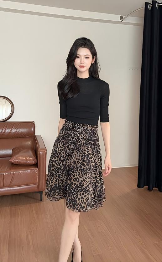 輕熟高級感套裝｜黑色半高領修身針織衫｜豹紋設計感半身裙
