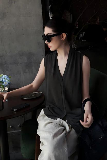 法式鬆弛感套裝｜V領無袖寬鬆背心｜淺色闊腿長褲