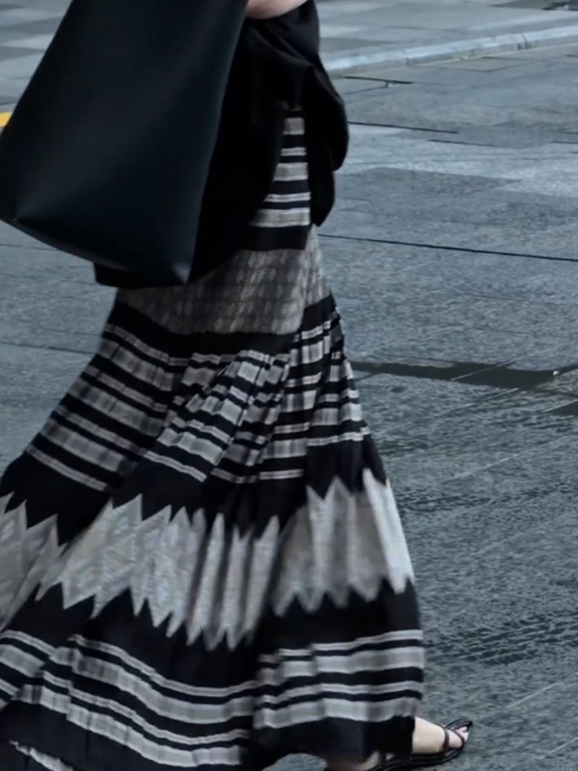 【預售】慵懶復古韓系氣質套裝｜寬鬆顯瘦黑色短袖T恤｜印花條紋半身裙