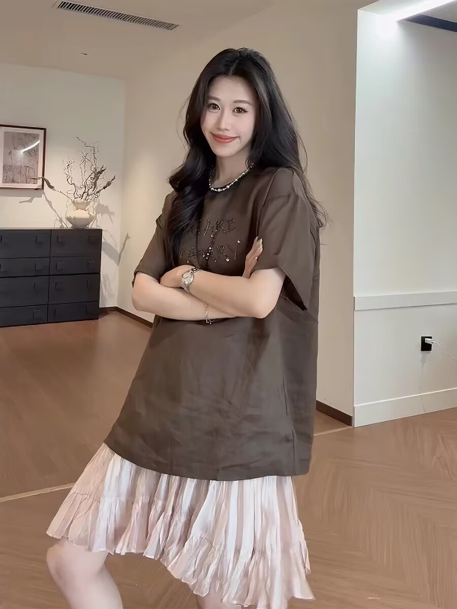 韓系慵懶休閒兩件式套裝 | 寬鬆印花圓領短袖 T 恤 | 粉色壓褶荷葉邊短裙