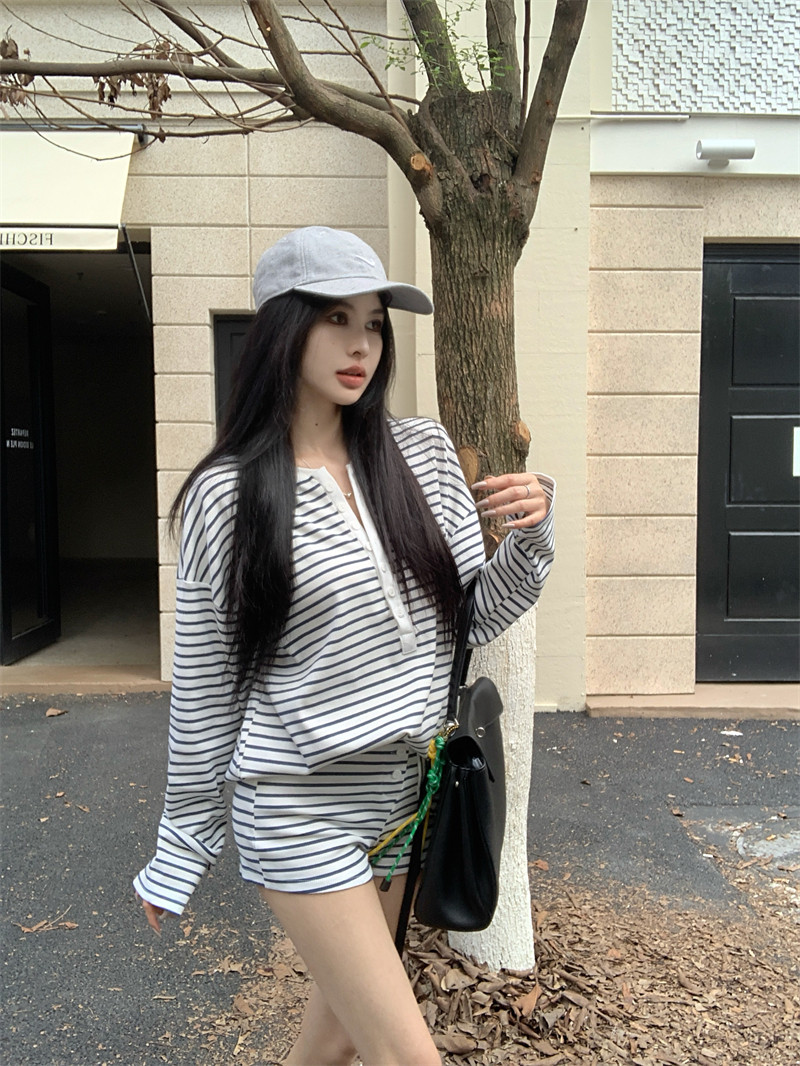 春夏慵懶風條紋套裝｜黑白寬鬆長袖T恤 + 高腰直筒短褲｜休閒顯瘦兩件組