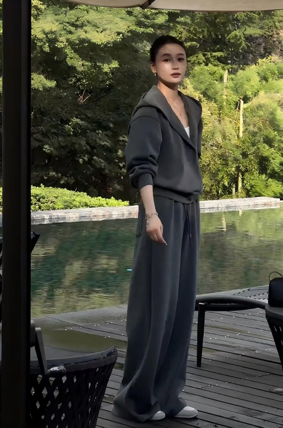 秋季慵懶風時尚套裝｜灰色連帽衛衣 + 寬鬆休閒褲兩件組｜日常舒適出行穿搭