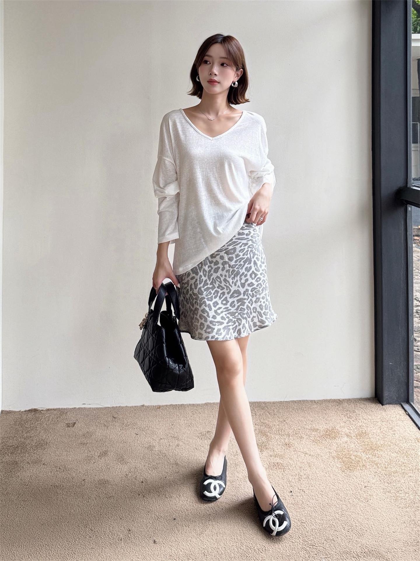 秋季鏤空罩衫套裝｜白色後背鏤空罩衫長袖 | 銀灰色豹紋裙｜顯瘦兩件式
