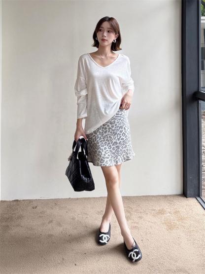秋季鏤空罩衫套裝｜白色後背鏤空罩衫長袖 | 銀灰色豹紋裙｜顯瘦兩件式