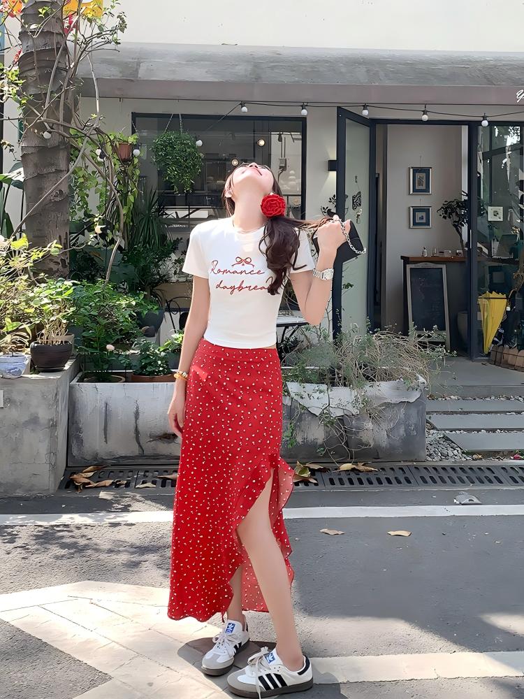 辣妹風波點套裝｜字母印花短袖T恤｜高腰開叉不規則波點長裙｜設計感兩件組