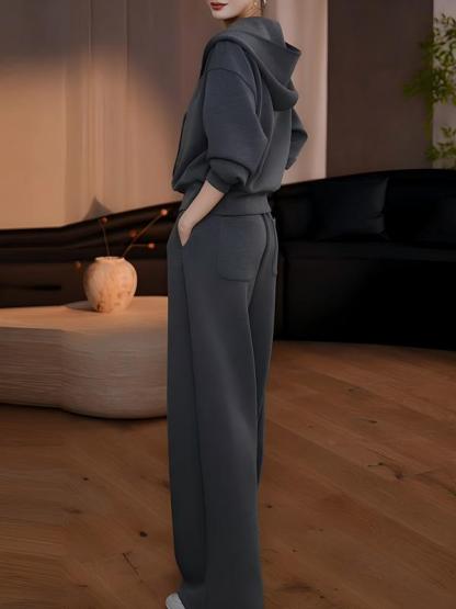 秋季慵懶風時尚套裝｜灰色連帽衛衣 + 寬鬆休閒褲兩件組｜日常舒適出行穿搭