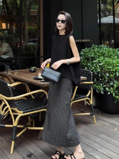 不規則下擺 黑色无袖上衣  開叉波點半鬆緊半裙  鹽系輕熟套裝