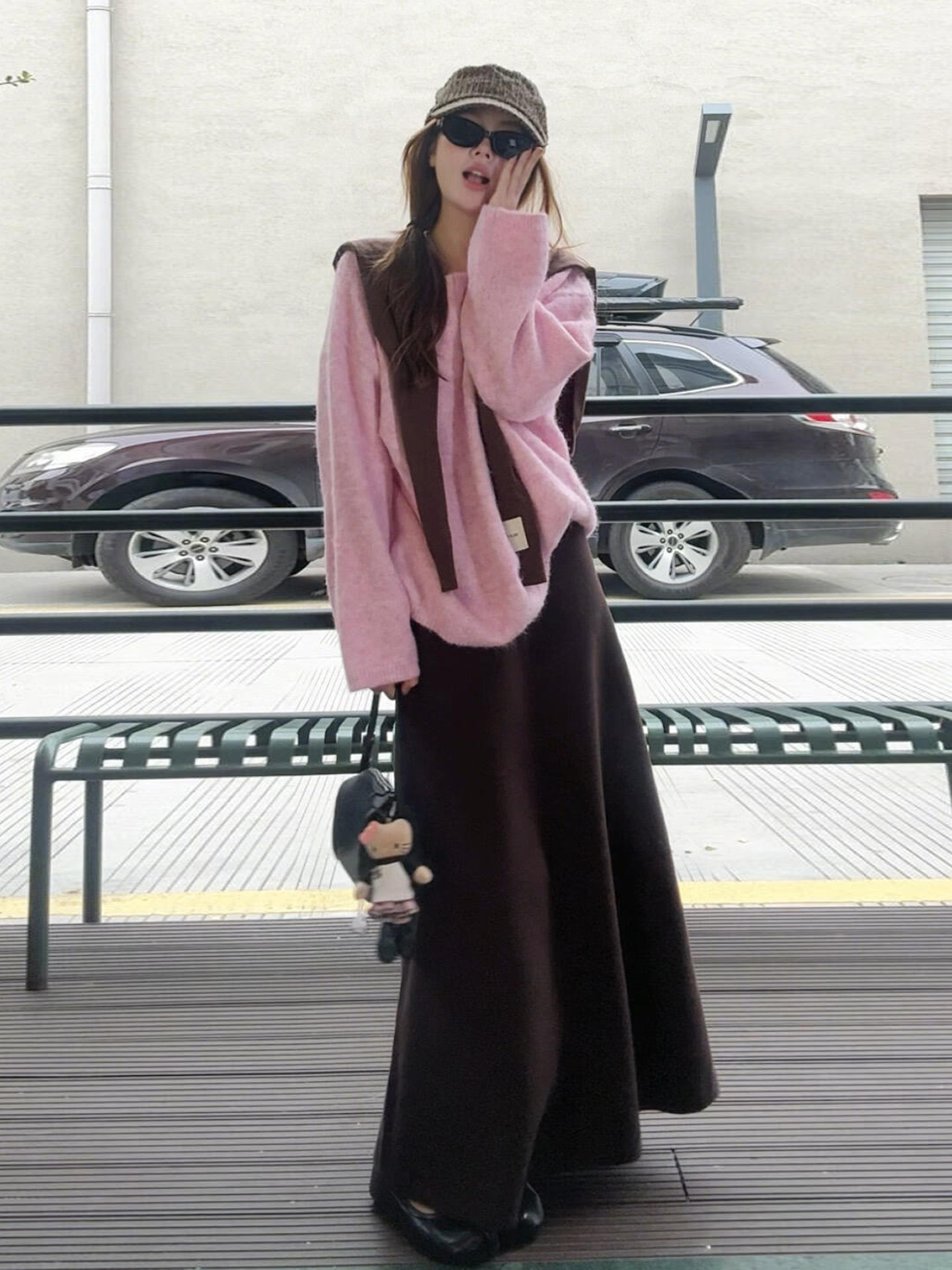 溫柔韓系粉咖套裝 |  深咖半裙 |  粉色圓領寬鬆針織上衣（贈披肩）