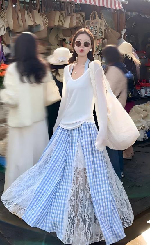 層次感三件套｜V領蕾絲罩衫 + 掛脖吊帶背心｜不規則格紋拼接長裙｜甜美氣質完整穿搭