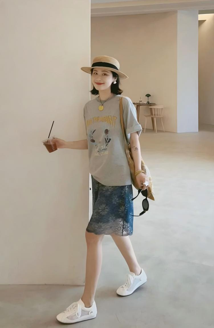 【預售】高級感減齡套裝｜寬鬆印花短袖T恤｜鏤空雕花蕾絲半身裙｜休閒日常約會兩件套