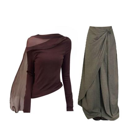 早秋美拉德風設計感套裝｜斜肩網紗飄帶棕色長袖上衣｜不規則復古闊腿褲｜氣質層次感兩件組