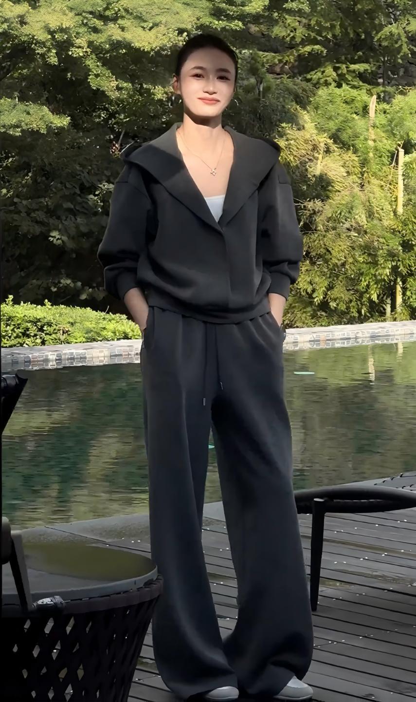 秋季慵懶風時尚套裝｜灰色連帽衛衣 + 寬鬆休閒褲兩件組｜日常舒適出行穿搭