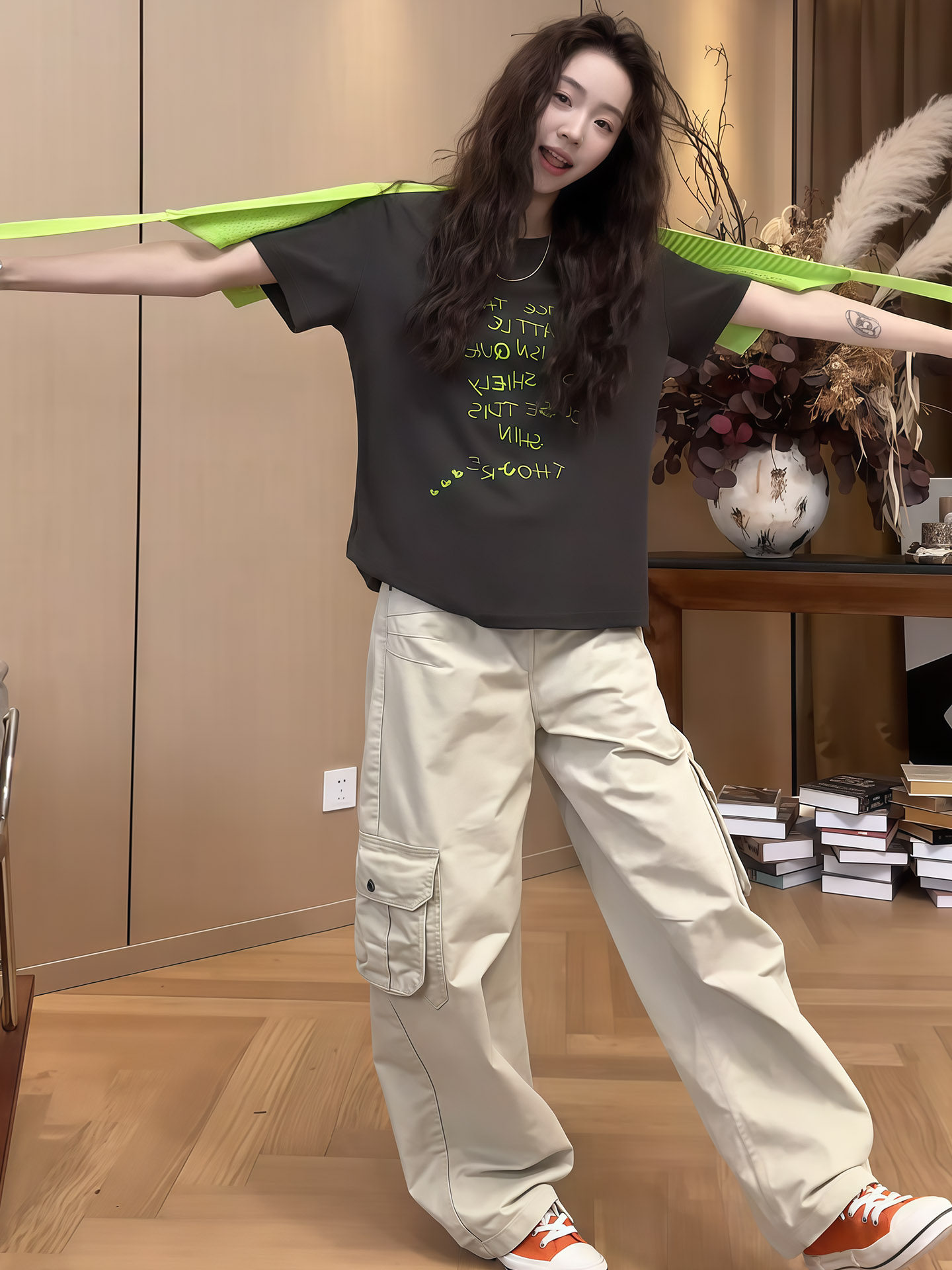 設計感層次套裝｜印花寬鬆T恤（附贈針織披肩）｜休閒工裝褲