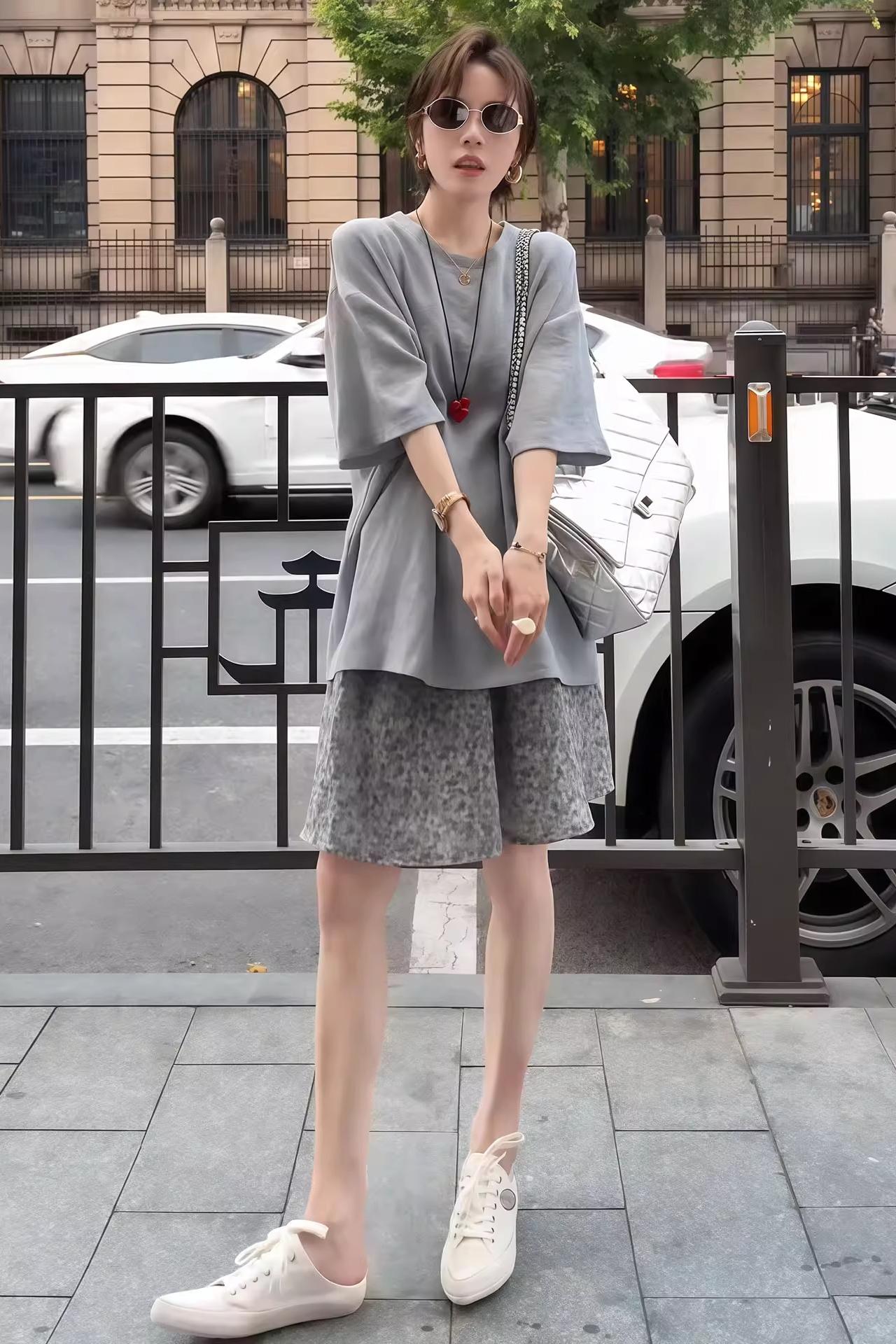 夏季新款灰色系慵懶風套裝｜灰色短T+高腰半身裙｜顯瘦兩件式設計｜簡約時尚穿搭