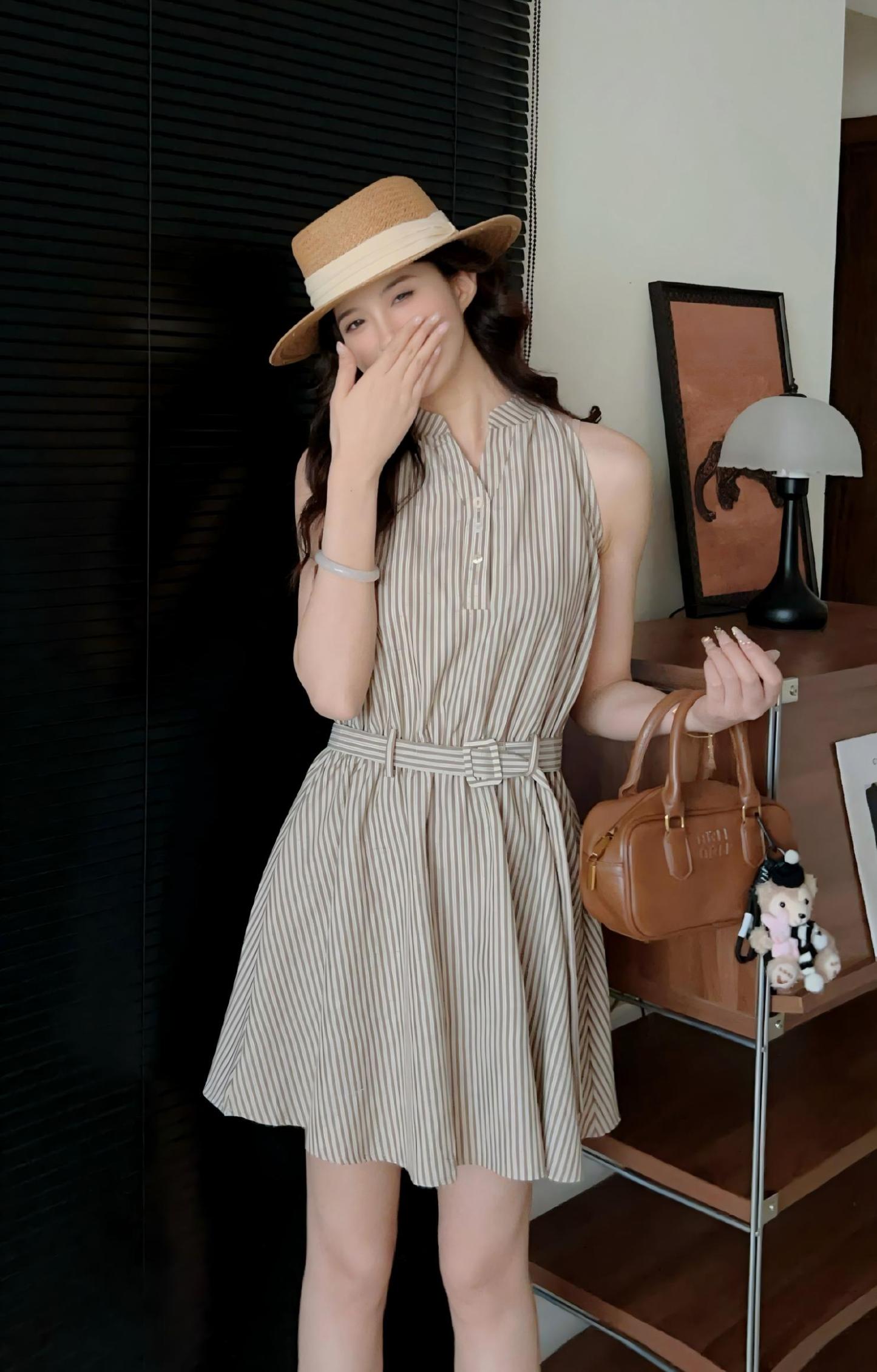 法式細條紋收腰洋裝｜無袖繫帶襯衫裙｜拼接設計顯瘦連身裙