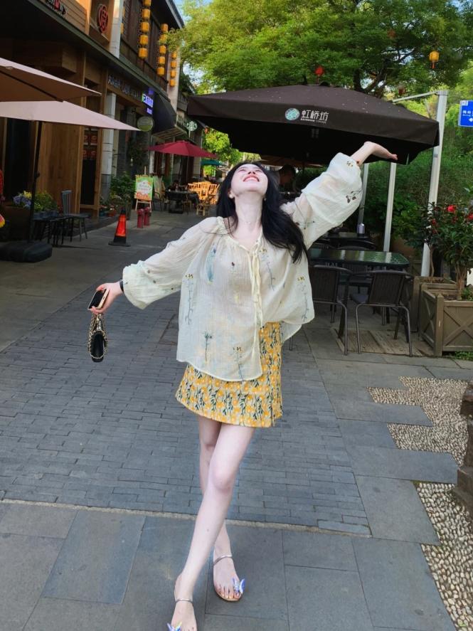 夏秋大碼套裝｜刺繡雪紡上衣+黃色碎花短裙｜顯瘦洋氣兩件式｜微胖友善設計
