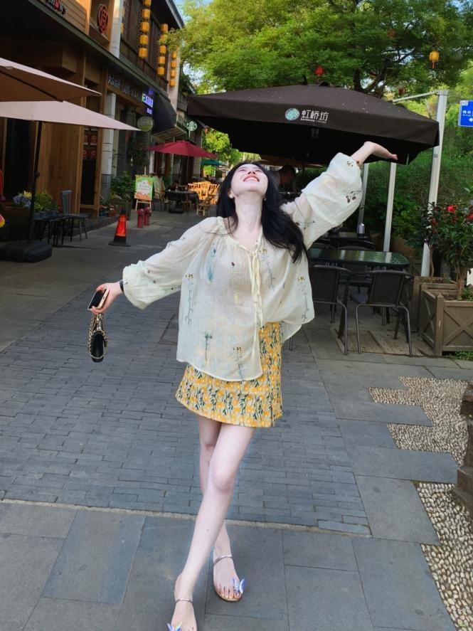 夏秋大碼套裝｜刺繡雪紡上衣+黃色碎花短裙｜顯瘦洋氣兩件式｜微胖友善設計
