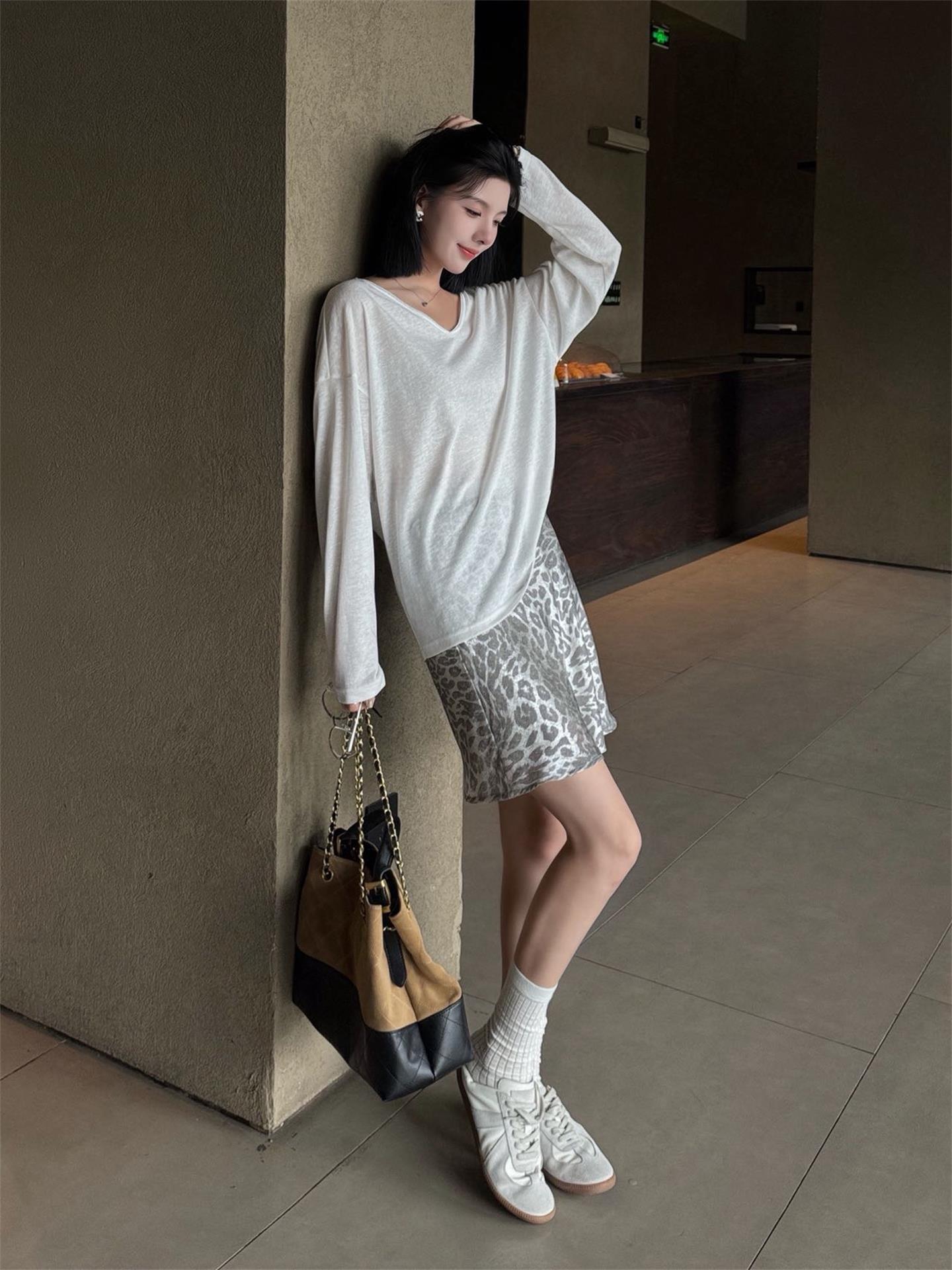 秋季鏤空罩衫套裝｜白色後背鏤空罩衫長袖 | 銀灰色豹紋裙｜顯瘦兩件式