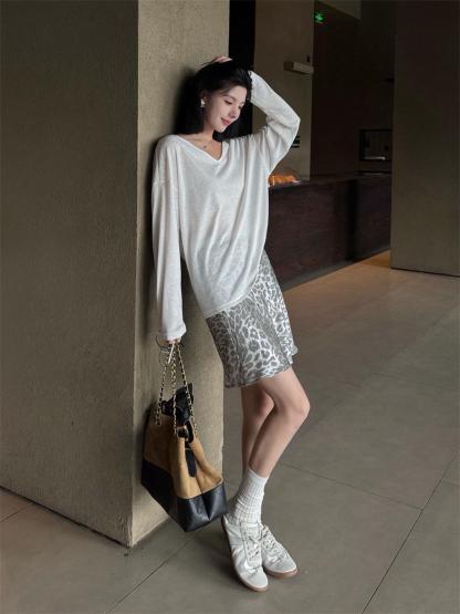 秋季鏤空罩衫套裝｜白色後背鏤空罩衫長袖 | 銀灰色豹紋裙｜顯瘦兩件式