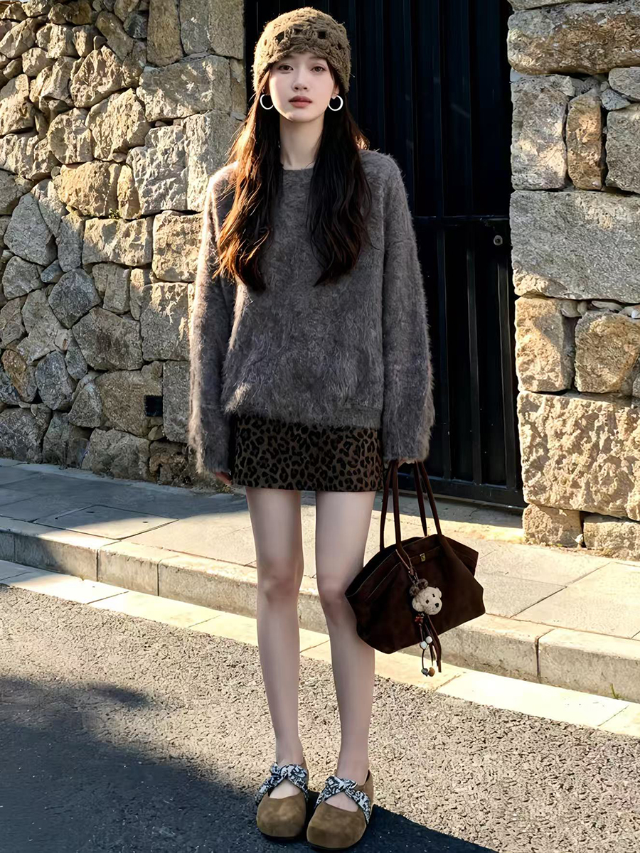 秋冬個性時尚套裝｜毛毛針織衫｜豹紋短裙｜甜酷風約會派對穿搭