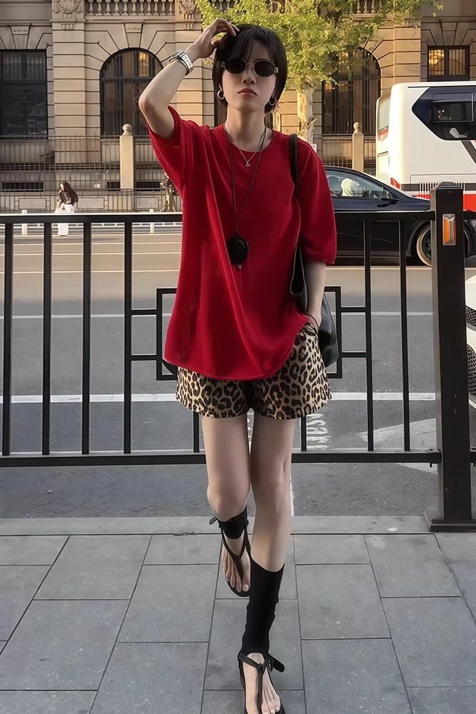 夏季慵懶風套裝｜紅色針織短袖+復古豹紋短褲｜酷帥兩件式｜寬鬆顯瘦設計