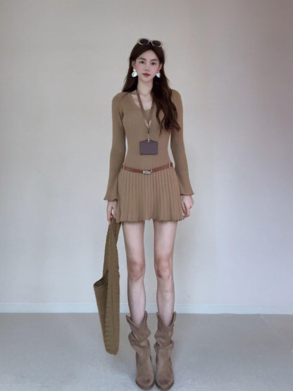 辣妹修身卡其針織洋裝 V 領百褶連衣裙 秋季收腰顯瘦款