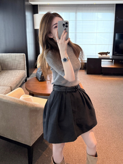 早秋小香風套裝｜灰色半袖針織衫 | 黑色小花苞短裙｜高級感兩件式