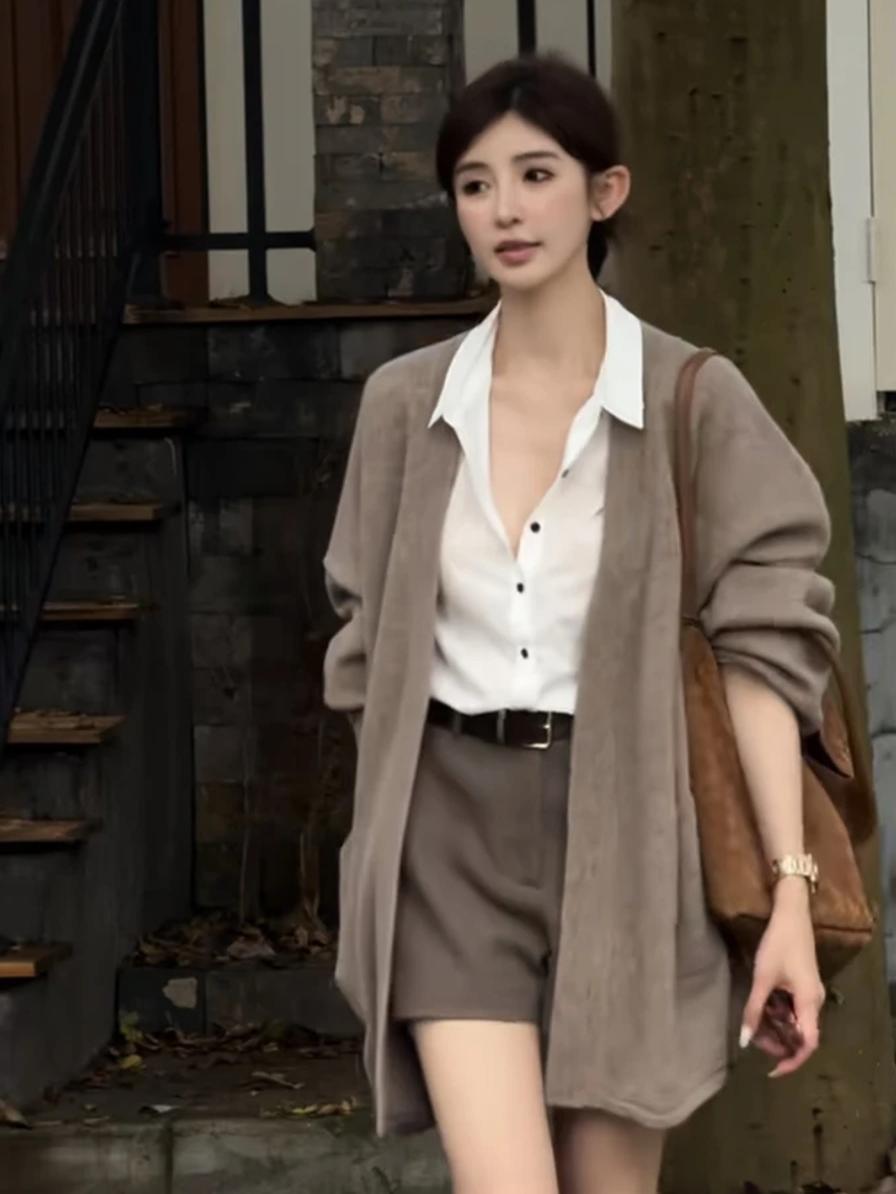 時髦老錢風｜毛衣開衫x襯衫x短褲三件套｜一套搞定秋季質感穿搭，輕鬆穿出不費力高級感