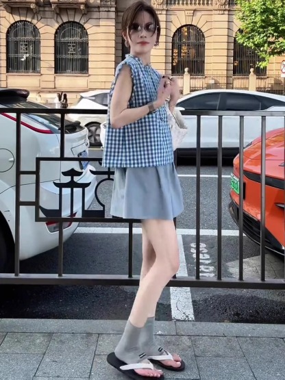 夏季藍白格紋套裝｜撞色無袖背心+純色寬鬆闊腿褲｜復古毛邊設計｜兩件式穿搭