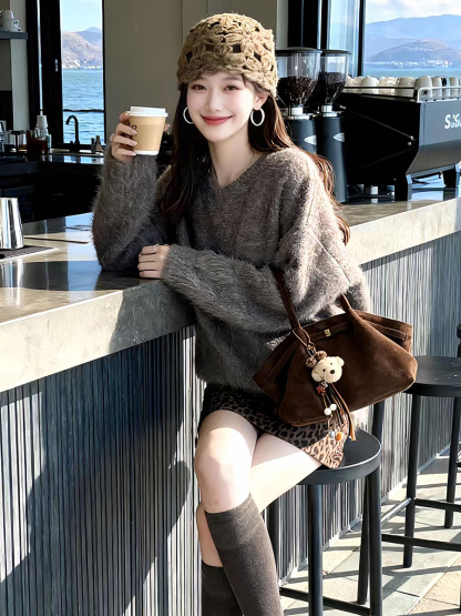 秋冬個性時尚套裝｜毛毛針織衫｜豹紋短裙｜甜酷風約會派對穿搭