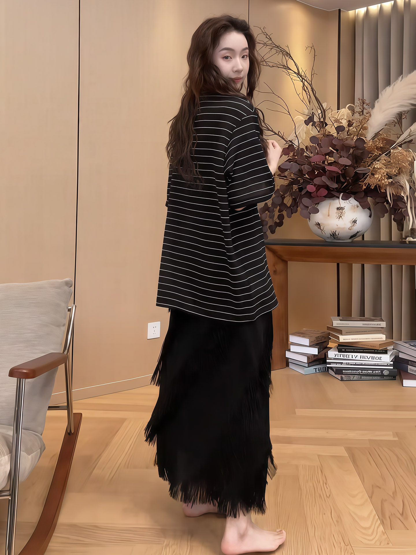 慵懶休閒風套裝｜黑白條紋寬鬆短袖 T｜黑色流蘇垂墜半身裙