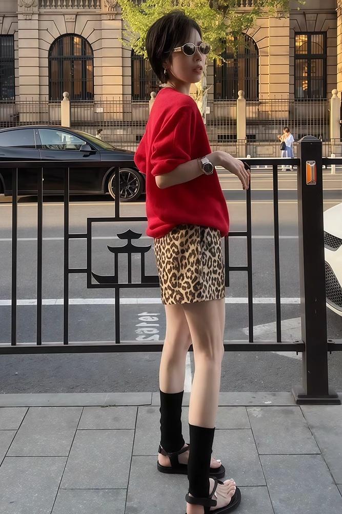 夏季慵懶風套裝｜紅色針織短袖+復古豹紋短褲｜酷帥兩件式｜寬鬆顯瘦設計